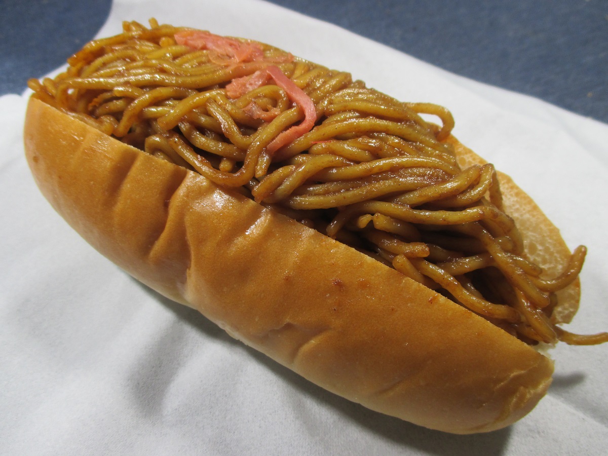 Yakisoba Style Hot Dog mit gebratenen Nudeln